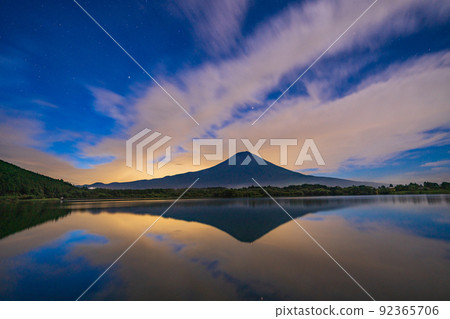 (Shizuoka Prefecture) The first star and Mt. Fuji seen from Lake Tanuki 92365706