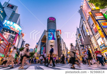 日本東京城市景觀全國超過190,000個，東京超過30,000個，是有史以來最高的。 BA.5 ...涉谷109前的成人風格= 7月22日 92366614