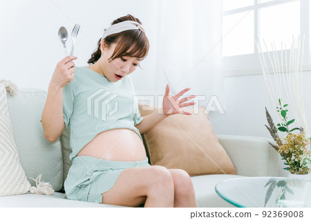 Pregnant women who are shocked to see their big belly (gluttony / meal) Pregnant women who are shocked to see their big belly (gluttony / meal) 92369008