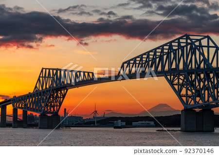 東京門大橋和黃昏的富士山 92370146