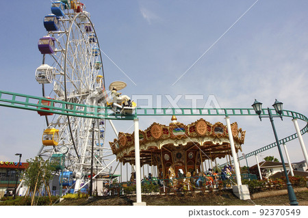 The comfort that is different from the amusement park's merry-go-round and Ferris wheel, Skywalk is a walk in the air for two people The comfort that is different from the amusement park's merry-go-round and Ferris wheel, Skywalk is a walk in the air for two people 92370549