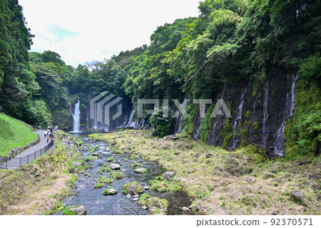 富士山腳下的白絲瀑布(世界遺產) 富士山腳下的白絲瀑布(世界遺產) 92370571