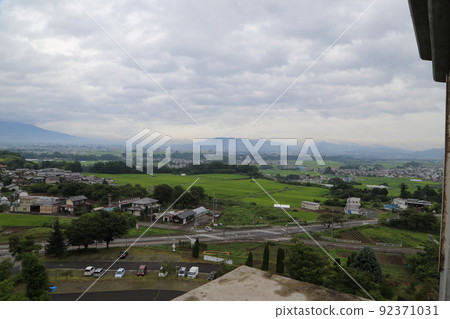 There is a splendid garden in the windy hill 92371031