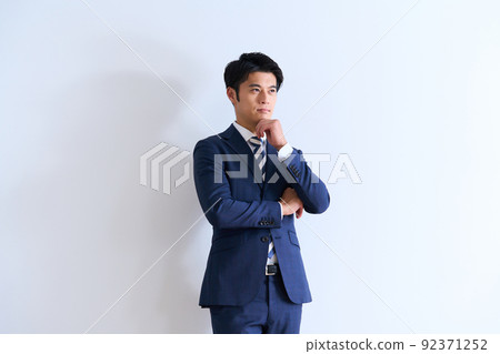 男士時尚西裝的年輕商人 92371252