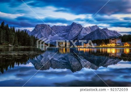 Lake misurina and mount sorapis sunrise Lake misurina and mount sorapis sunrise 92372039