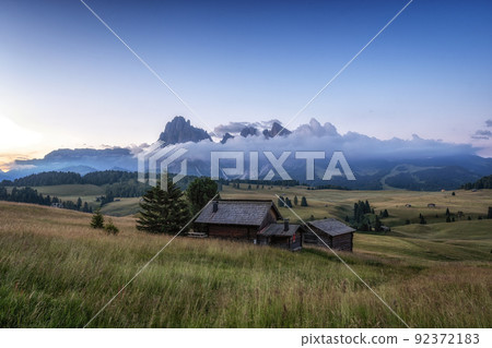 Alpe di siusi sunrise view 92372183