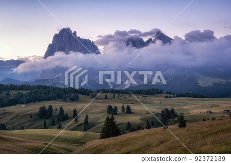Alpe di siusi sunrise view 92372189