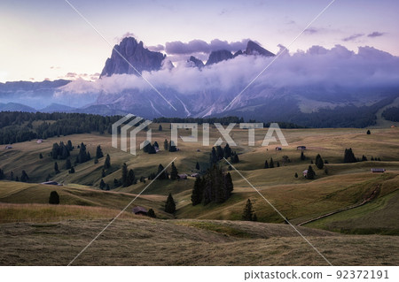 Alpe di siusi sunrise view 92372191