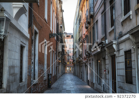 Empy alleyway streets in Venice 92372270