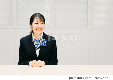 有絲帶圍巾的女商人（銀行職員、窗口、旅館經營者） 92373569