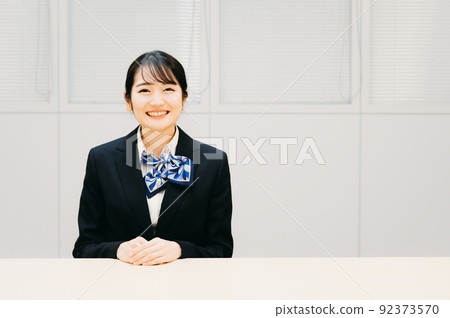 有絲帶圍巾的女商人（銀行職員、窗口、旅館經營者） 92373570