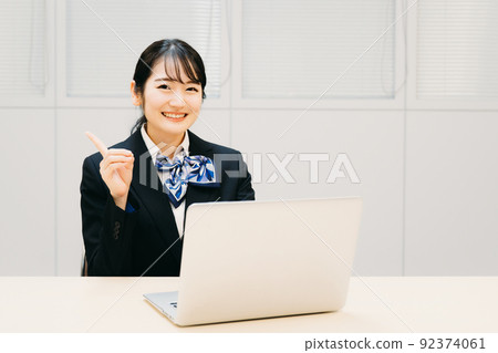 有使用個人計算機的絲帶的女商人 (門房) 92374061