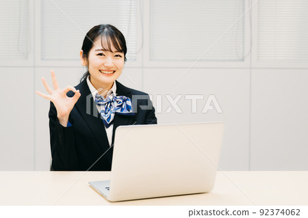 有使用個人計算機的絲帶的女商人 (門房) 92374062