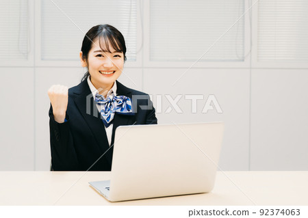 有使用個人計算機的絲帶的女商人 (門房) 有使用個人計算機的絲帶的女商人 (門房) 92374063