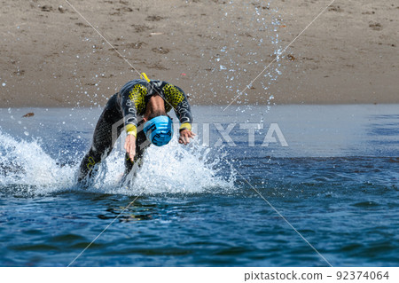 運動員在鐵人三項比賽游泳時跳入大海 92374064