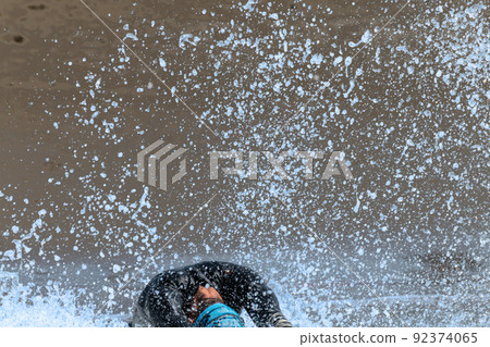 運動員在鐵人三項比賽游泳時跳入大海 運動員在鐵人三項比賽游泳時跳入大海 92374065