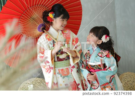 Sisters staring at each other in kimono 92374398
