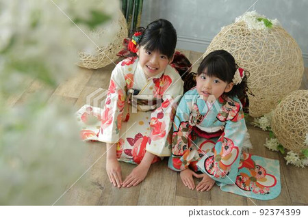 和服的笑臉姐妹 92374399
