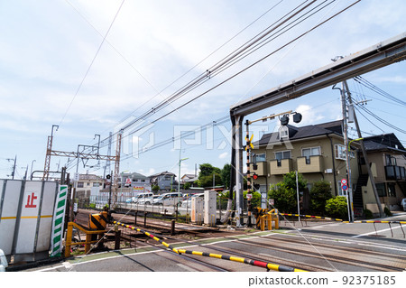 京王線鐵軌和鐵路道口九電六所神社街夏日藍天住宅區世田谷區東京 92375185