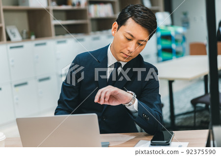 關心時間的商務人士 92375590