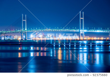 Beautiful night view of the Yokohama Bay Bridge on the Metropolitan Expressway Bayshore Line shining on the surface of the water | Yokohama City, Kanagawa Prefecture 92375660