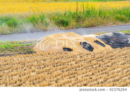 [Autumn material] Making smoked charcoal [Nagano Prefecture] 92376264