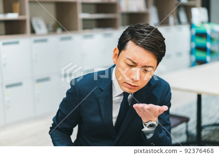 工作時聞到手掌味的人 工作時聞到手掌味的人 92376468