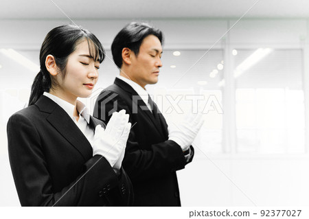 穿著白手套手牽手的西裝男女（殯儀館主任/葬禮） 92377027