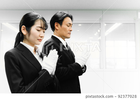 穿著白手套手牽手的西裝男女(殯儀館主任/葬禮) 穿著白手套手牽手的西裝男女(殯儀館主任/葬禮) 92377028