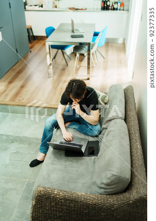在客廳工作的年輕人 92377335