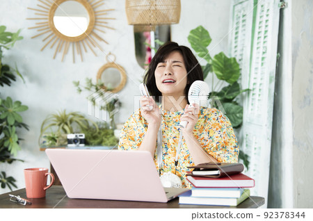 Female telework power saving portable electric fan Female telework power saving portable electric fan 92378344