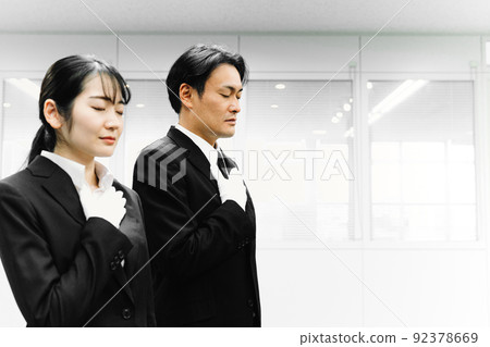 戴白手套的男女（估價師、典當行、司機） 92378669