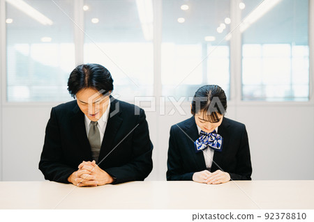商業場景中的男女鞠躬（估價師/當舖） 92378810