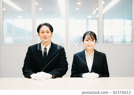 Men and women wearing white gloves (appraiser / pawn shop) 92378813