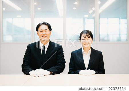 戴白手套的男女（估價師/當舖） 92378814