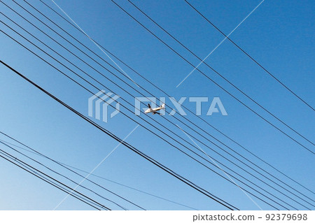 通過電力線看到的飛機 通過電力線看到的飛機 92379698