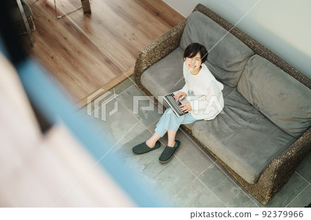 一位在時尚客廳遠程工作的女性 92379966