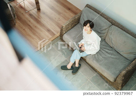 一位在時尚客廳遠程工作的女性 92379967