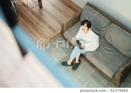 一位在時尚客廳遠程工作的女性 92379968