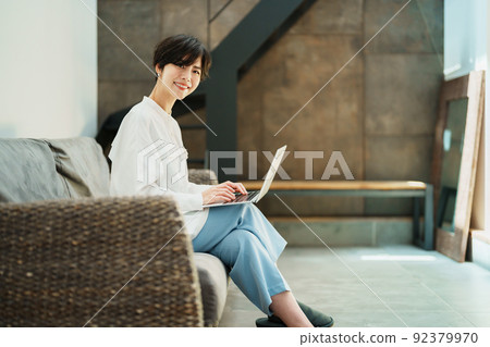 一位在時尚客廳遠程工作的女性 92379970