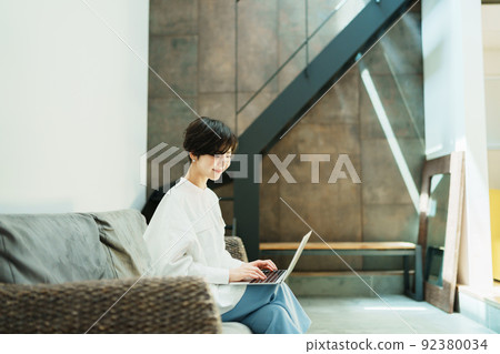 一位在時尚客廳遠程工作的女性 92380034