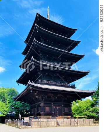 京都東寺是僅存的平安京遺跡，建成後約 1200 年被登錄為世界遺產 92380055