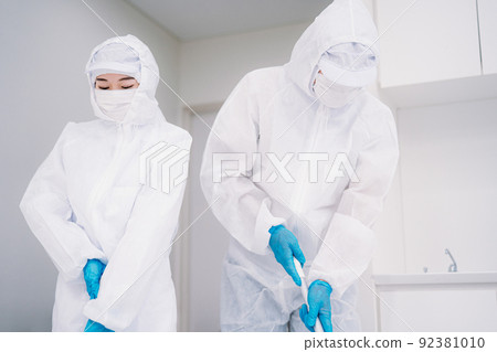 Men and women who disinfect and clean with dustproof clothes (cleaning business) Men and women who disinfect and clean with dustproof clothes (cleaning business) 92381010