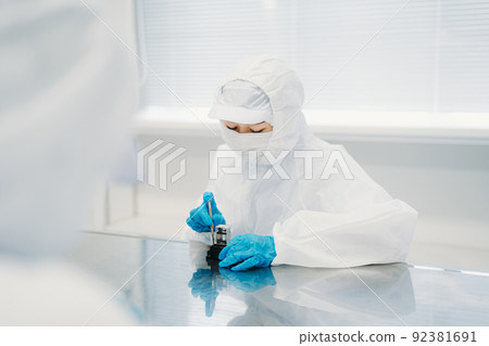 女性在潔淨室處理精密設備 92381691