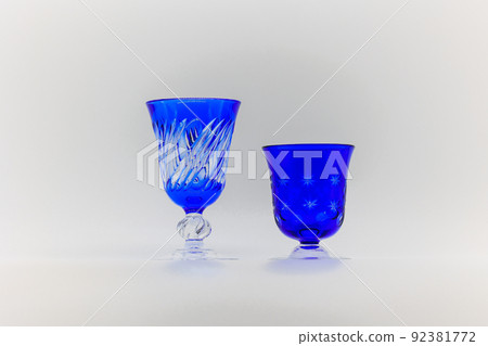 兩杯藍色玻璃 92381772