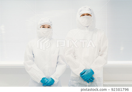 在潔淨室中穿著防塵服的男女 在潔淨室中穿著防塵服的男女 92381796