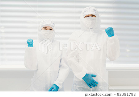 無塵室內穿著防塵服的男女（膽量姿勢） 92381798