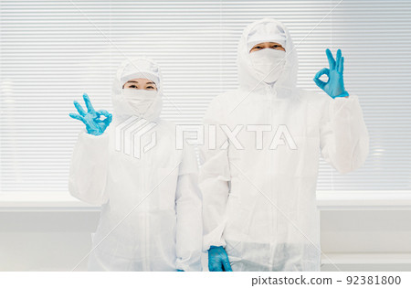 無塵室男女穿著防塵服（OK） 92381800