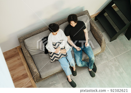 一對住在設計師物業的年輕夫婦 92382621