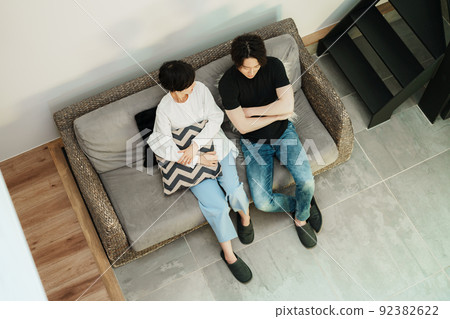 一對住在設計師物業的年輕夫婦 92382622